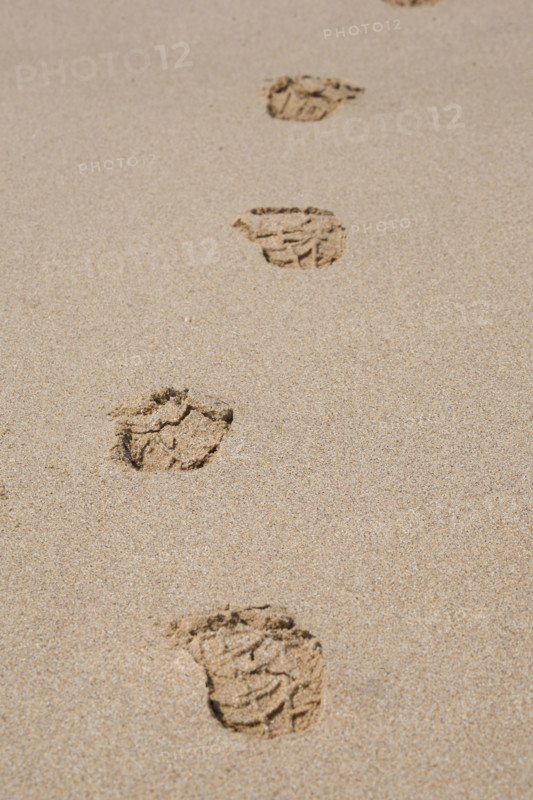 France, Bretagne, Cotes d'Armor, cote d'Emeraude, sables d'or les pins, la plage, traces de pas dans le sable,