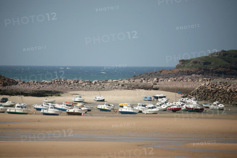 France, Bretagne, Cotes d'Armor, cote d'Emeraude, sables d'or les pins, la plage, maree basse, bateaux echoues,