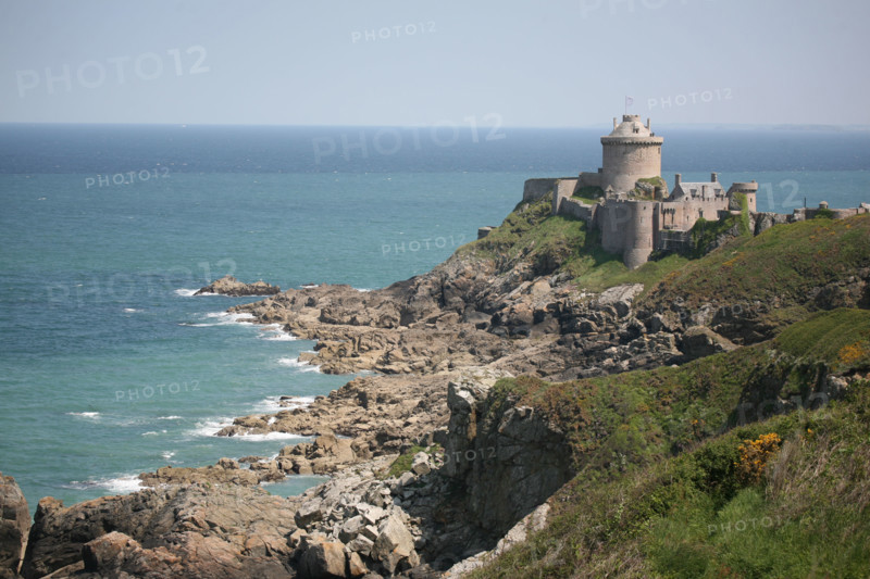 France, Bretagne, Cotes d'Armor, fort la latte pres du cap frehel, chateau, fortifications, falaise, mer, rochers,