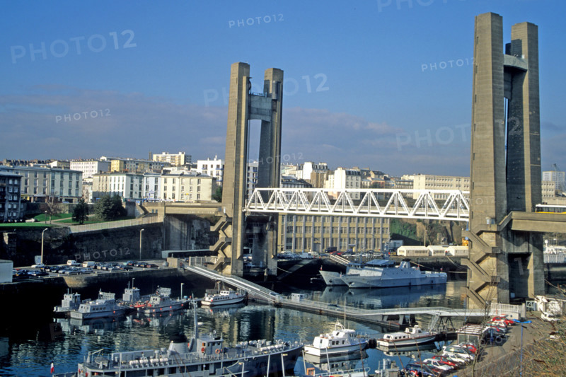 France, Bretagne, Finistere, nord, brest, pont de recouvrance port militaire et chateau, arsenal, bateaux de guerre, marine nationale,