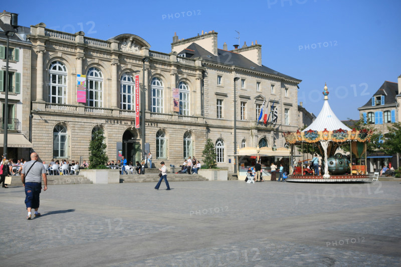 France, Bretagne, Finistere sud, Cornouaille, Quimper, place saint corentin, musee des beaux arts, manege, carrousel,