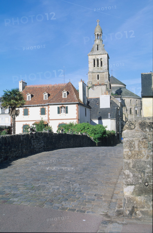 France, Bretagne, Finistere sud, Cornouaille, Quimperle, ponr de pierre, clocher de l'eglise sainte croix, maisons,