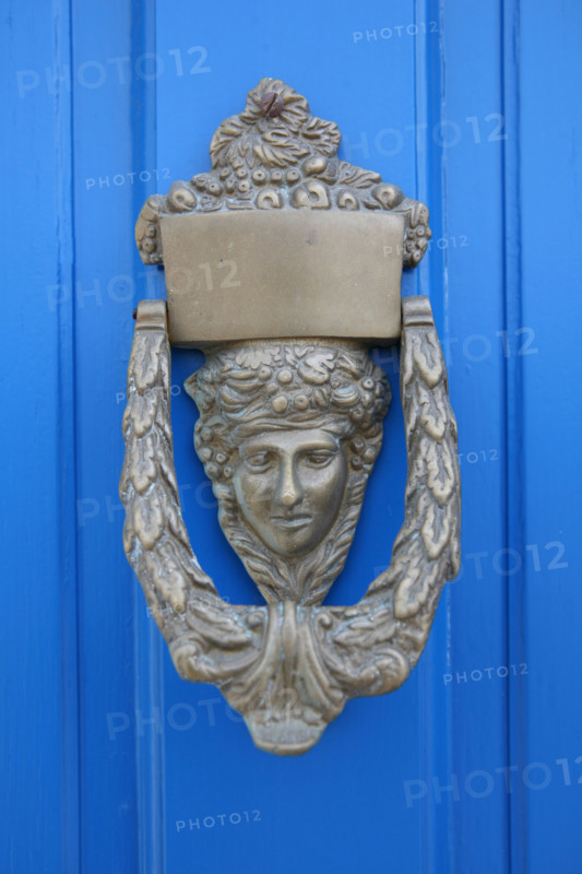 France, Bretagne, Finistere sud, Cornouaille, port de doelan, commune de clohars carnoet, detail heurtoir de porte bleue,