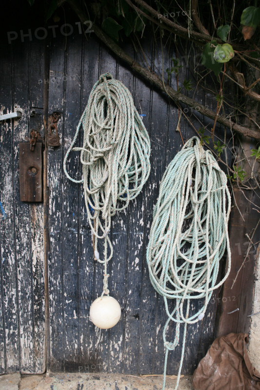 France, Bretagne, Finistere sud, Cornouaille, port de doelan, commune de clohars carnoet, detail cordages accroches,