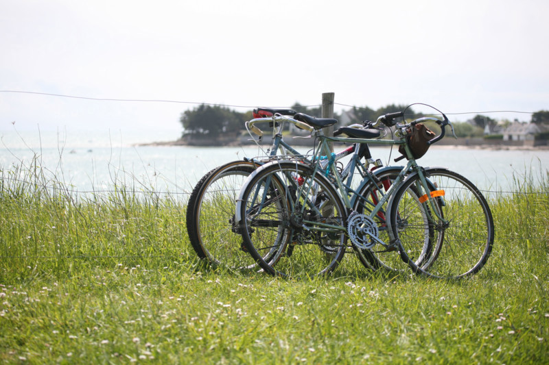 France, Bretagne, Finistere, pays bigouden, loctudy Lodonnec, sentier littoral, velos poses sur une cloture,