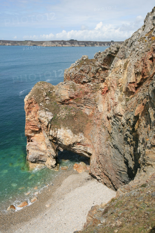France, Bretagne, Finistere, presqu'ile de crozon, pointe de dinan, rochers, arche, greve, plage,