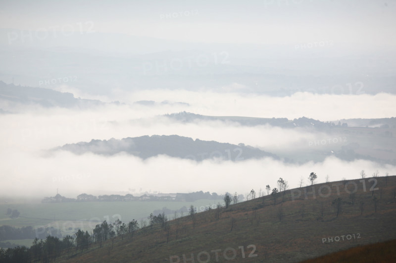 France, Bretagne, Finistere sud, menez hom, paysage, panorama, depuis le sommet, brume, nuages,