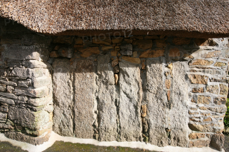France, Bretagne, Finistere sud, Cornouaille, Nevez, village de chaumieres de Kerascouet, habitat traditionnel, pierres levees