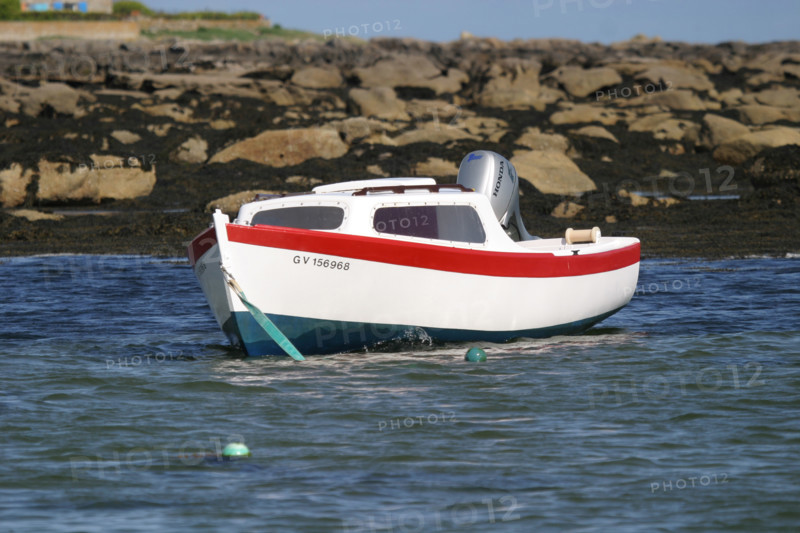 France, Bretagne, Finistere sud, pays bigouden, saint guenole, pres du phare d'Eckmuhl, petit bateau amarre,