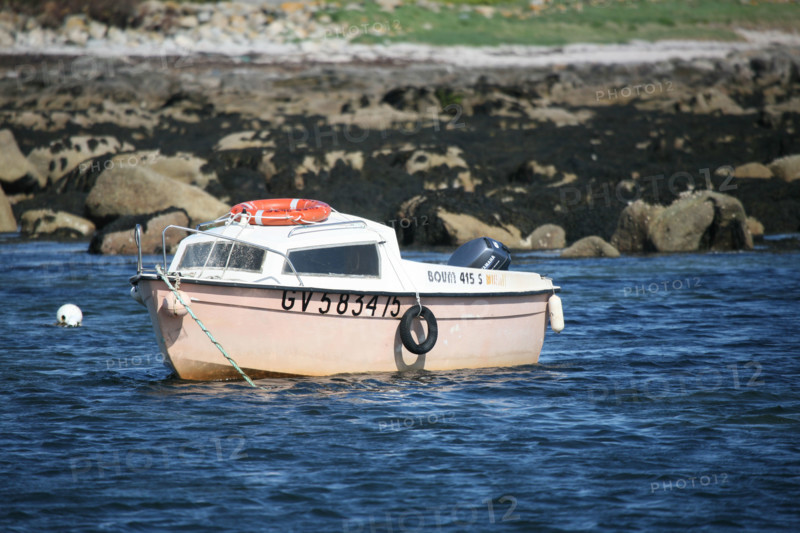 France, Bretagne, Finistere sud, pays bigouden, saint guenole, pres du phare d'Eckmuhl, petit bateau amarre,