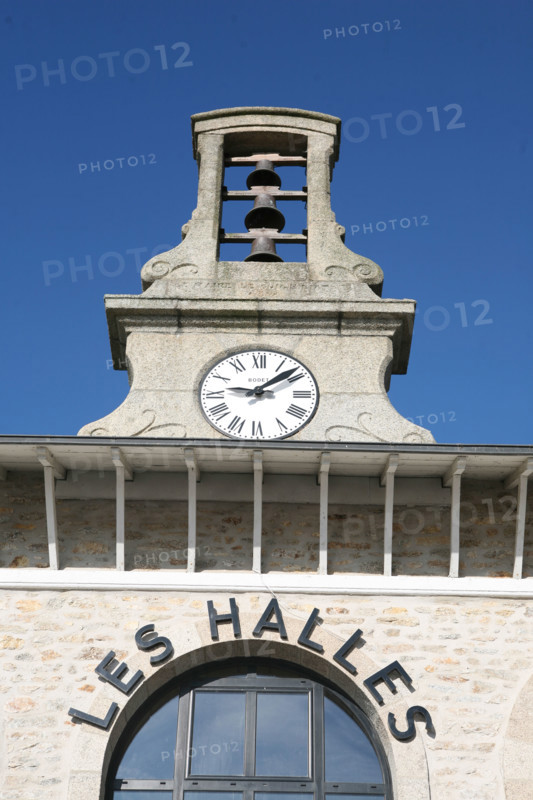 France, Bretagne, Finistere sud, Cornouaille, Concarneau, face a la ville close, les halles du marche, horloge, cloches,