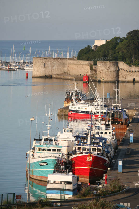 France, Bretagne, Finistere sud, Cornouaille, Concarneau, la ville close, remparts, fortification vauban, chalutiers, port de peche