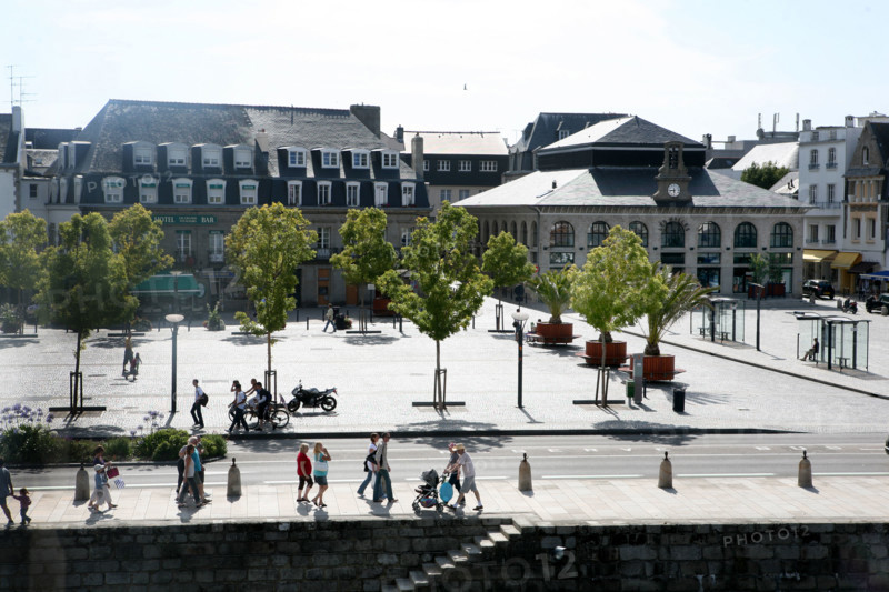 France, Bretagne, Finistere sud, Cornouaille, Concarneau, vue depuis le beffroi, le qiuai peneroff, face a la ville close, passants, touristes, centre ville, les halles,