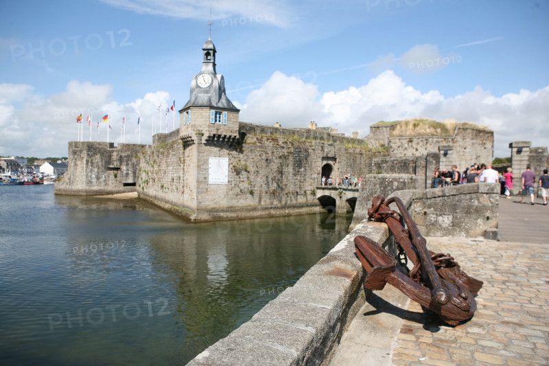 France, Bretagne, Finistere sud, Cornouaille, Concarneau, la ville close, fortification vauban, maree haute, ancre de marine, ciel nuageux, centre historique,