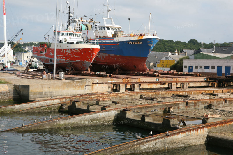 France, Bretagne, Finistere Sud, Cornouaille, Concarneau, chantier naval, Le Passage, bateau au sec, travaux, matieres, metal, coque,