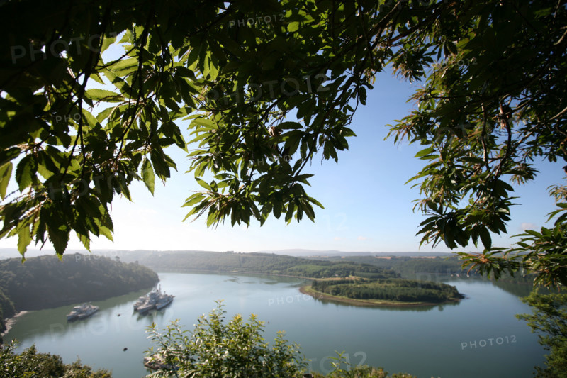 France, Bretagne, Finistere, rade de brest, presqu'ile de crozon, landevennec, paysage, panorama, riviere l'aulne, coude, arbres, cimetiere de bateaux militaires