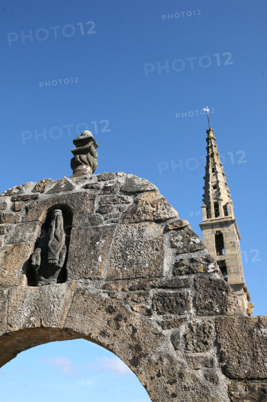 France, Bretagne, Finistere, rade de brest, presqu'ile de crozon, landevennec, detail arche de l'eglise, clocher, religion, sculpture, statuue vierge,