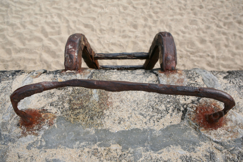 France, Bretagne, Finistere Sud, Cornouaille, pointe de trevignon, plage, echelle descendant sur la plage rouille, corrosion,