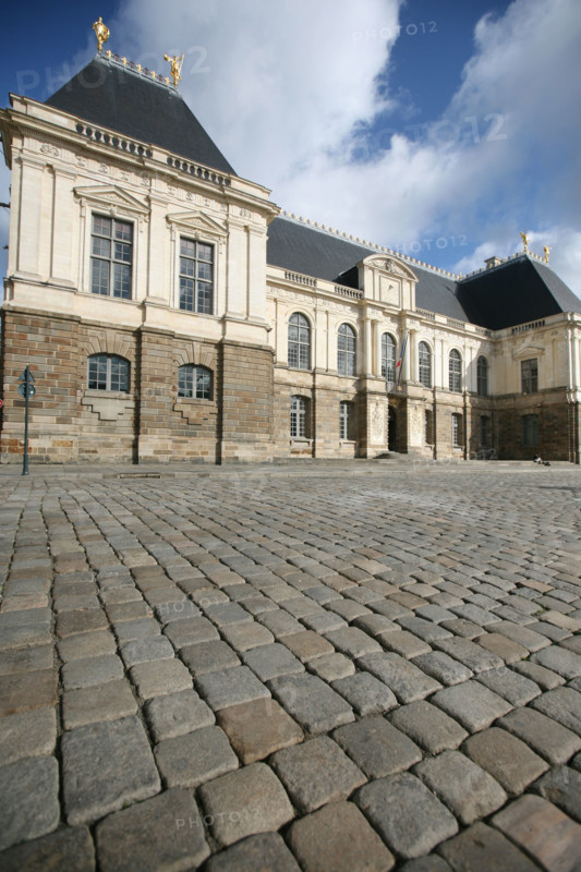 France, Bretagne, Ille et Vilaine, rennes, place du parlement de Bretagne, detail parlement, paves, place, esplanade,