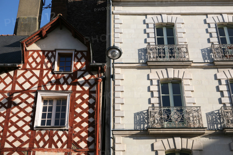 France, Bretagne, Ille et Vilaine, rennes, place sainte anne, maison a pans de bois accolee a une maison en pierre, deux epoques deux habitats, colombages,