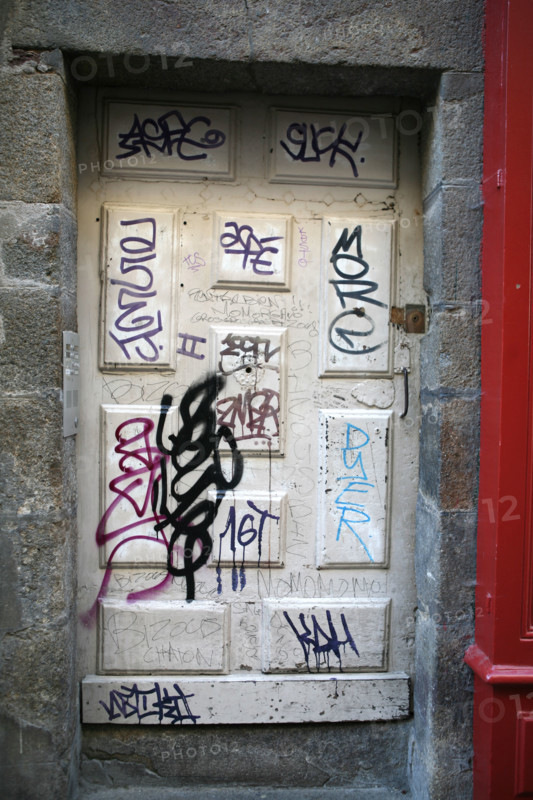 France, Bretagne, Ille et Vilaine, rennes, vieux rennes, rue du chapitre, vieille porte a motifs taguee, pollution, vandalisme, salete, graffiti, environnement,