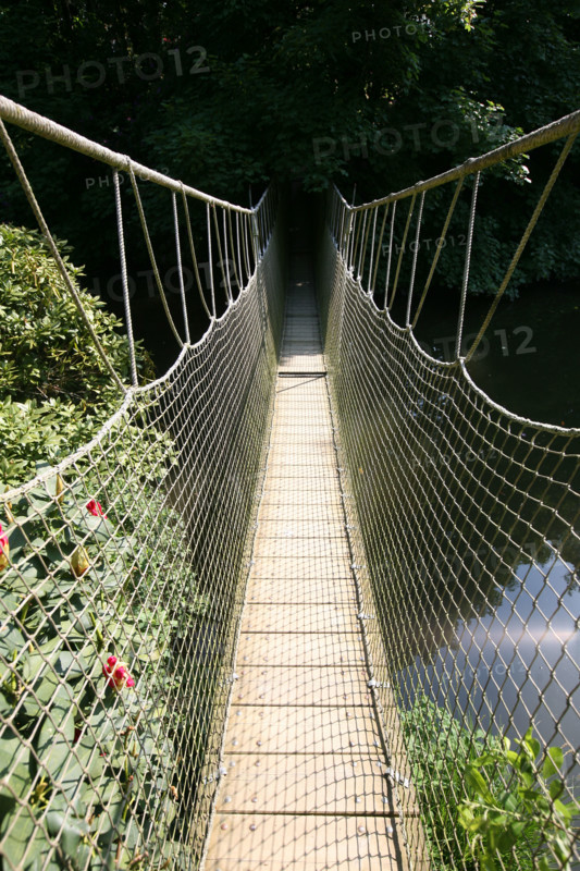 France, Bretagne, Ille et Vilaine parc floral de haute Bretagne, chateau de la coltiere, le Chatellier, pont de singes, aventure,