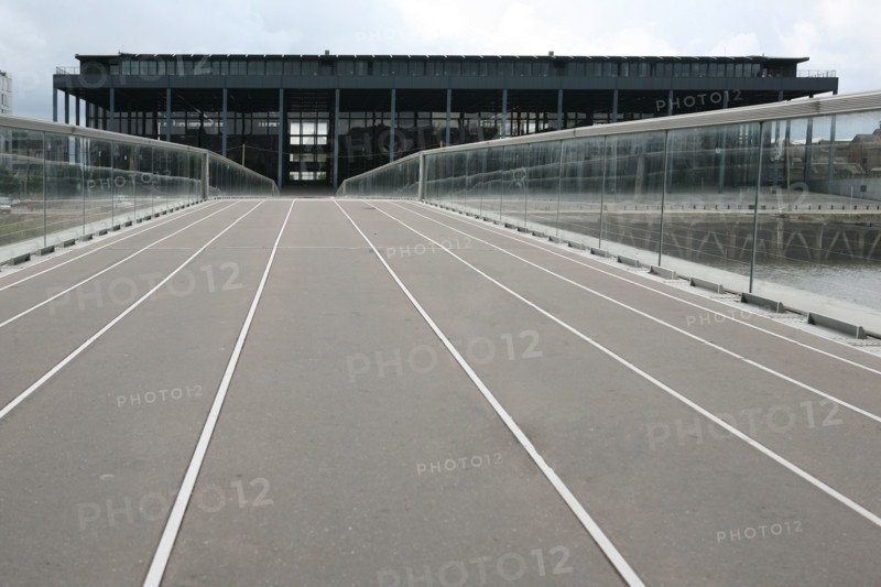 France, pays de loire, loire atlantique, Nantes, ile beaulieu, ile de nantes, quai Francois Mitterrand, palais de justice de jean nouvel et passerelle victor schoelcher