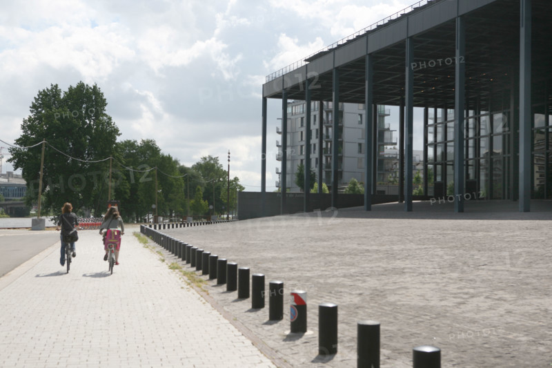 France, pays de loire, loire atlantique, Nantes, ile beaulieu, ile de nantes, quai Francois Mitterrand, palais de justice de jean nouvel, cyclistes,