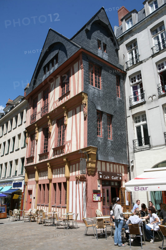 France, pays de loire, loire atlantique, Nantes, centre ville quartier medieval du bouffay, place du change, maisons a pans de bois, colombages, cafe, encorbellement,