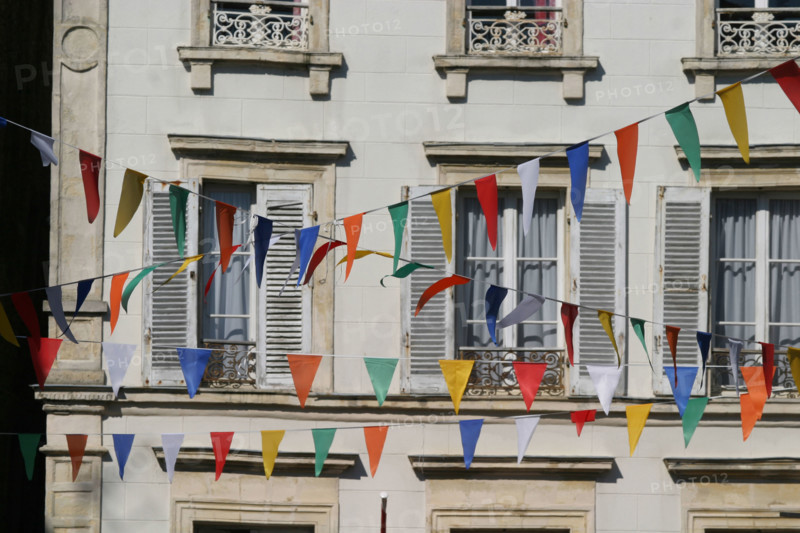 France, Basse Normandie, Manche, Cotentin, Cherbourg, rue grande pavoisee pendant la Tall ships' race, maison, fenetres,