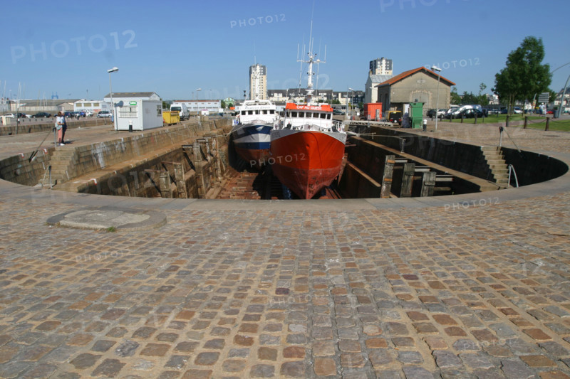 France, Basse Normandie, Manche, Cotentin, Cherbourg, avant port
travail dans la forme de radoub, chantier naval, entretien de bateau de peche, lavage sous pression,