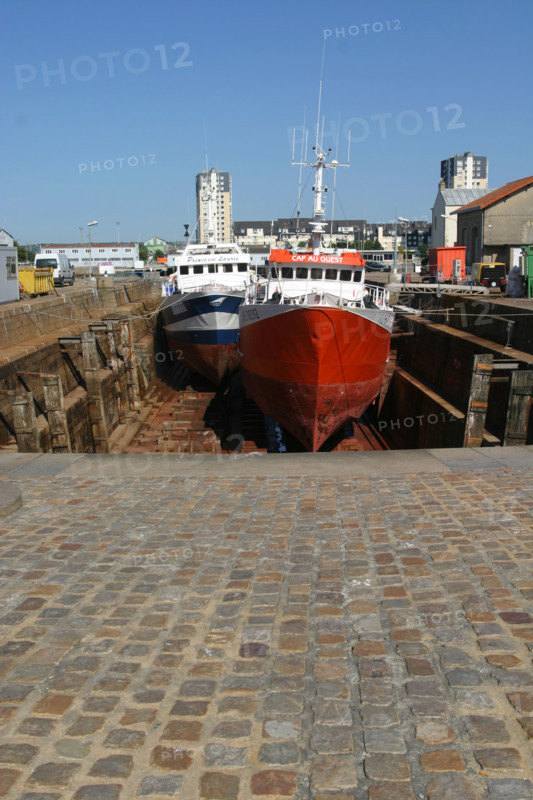 France, Basse Normandie, Manche, Cotentin, Cherbourg, avant port
travail dans la forme de radoub, chantier naval, entretien de bateau de peche, lavage sous pression,