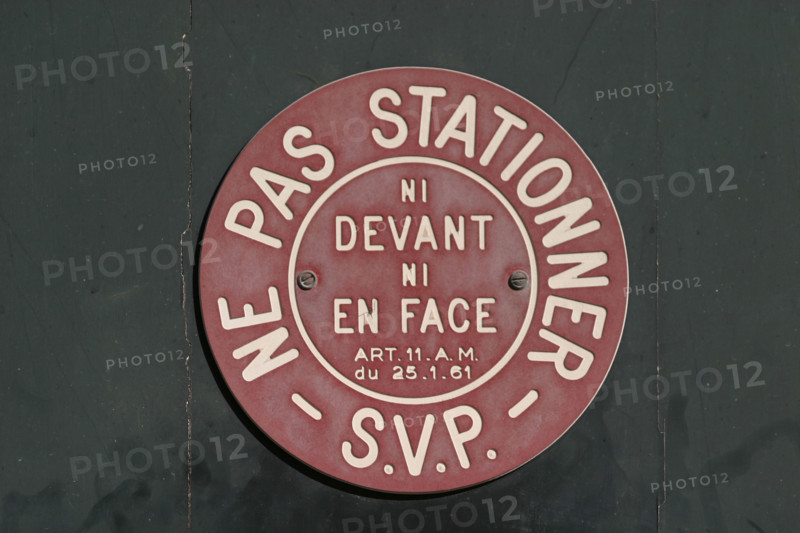 France, Basse Normandie, Manche, Cotentin, Cherbourg, panneau d'interdiction de stationner, voirie,