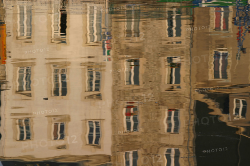 France, Basse Normandie, Cotentin, Cherbourg, port, bassin du commerce, quai Alexandre III, chalutier, reflet sur l'eau, peche, immeubles,