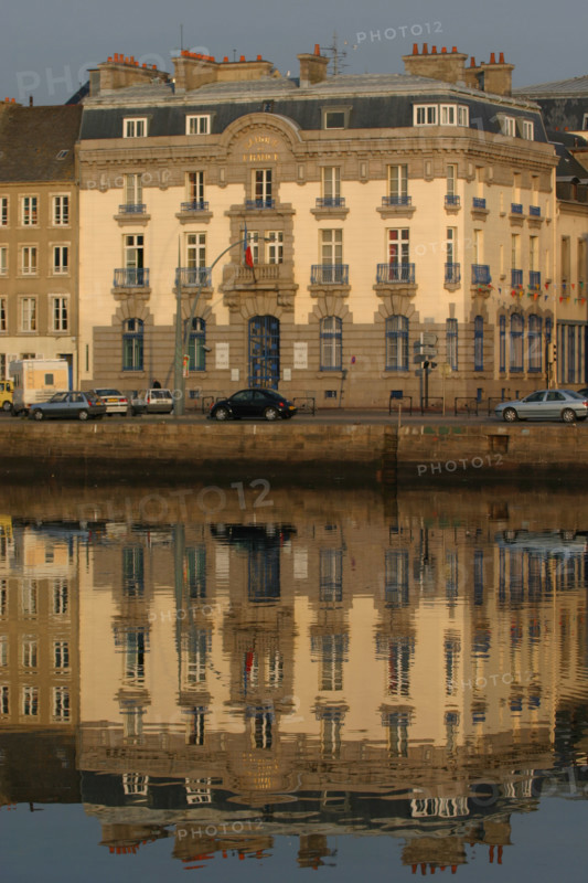 France, Basse Normandie, Cotentin, Cherbourg, port, bassin du commerce, quai Alexandre III, reflet sur l'eau, peche, immeubles,