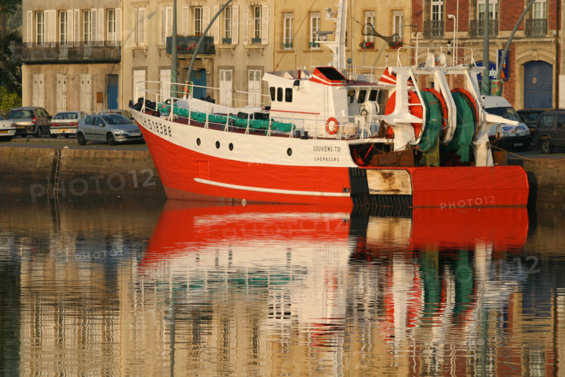 France, Basse Normandie, Cotentin, Cherbourg, port, bassin du commerce, quai Alexandre III, chalutier, reflet sur l'eau, peche, immeubles,