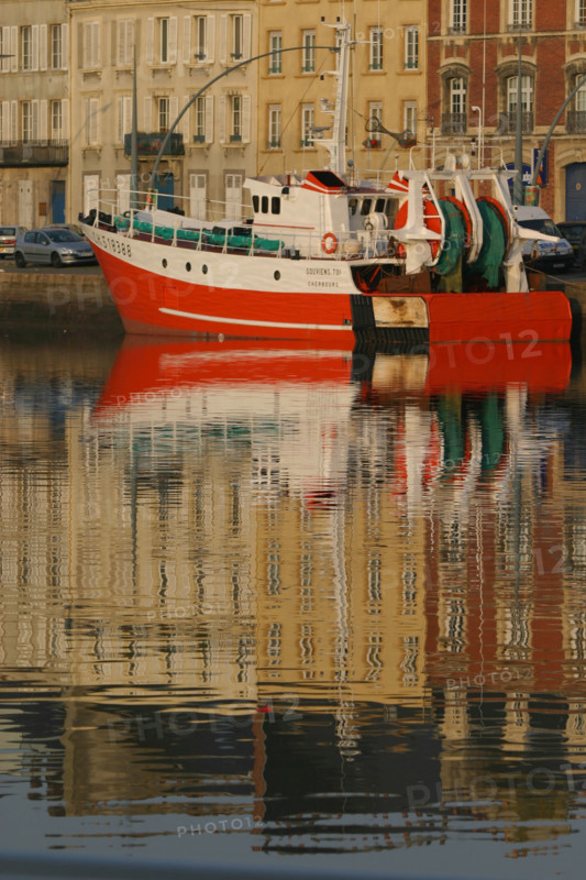 France, Basse Normandie, Cotentin, Cherbourg, port, bassin du commerce, quai Alexandre III, chalutier, reflet sur l'eau, peche, immeubles,