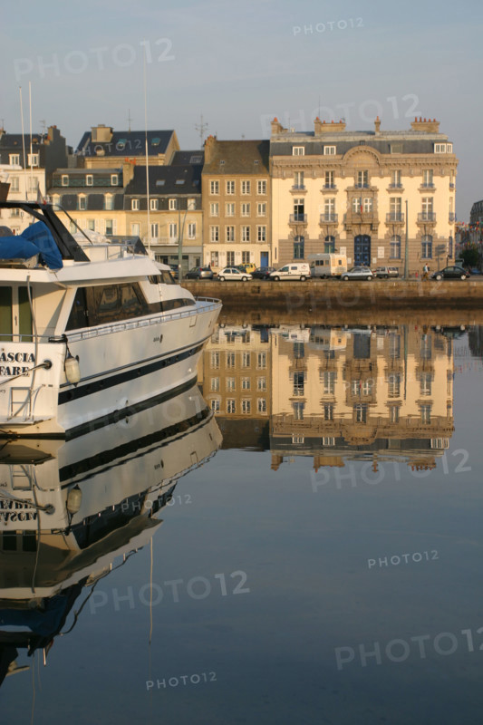 France, Basse Normandie, Cotentin, Cherbourg, port, bassin du commerce, quai Alexandre III, vedette de plaisance, reflet sur l'eau, peche,