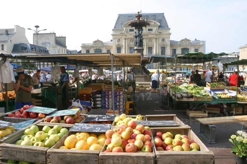 France, Basse Normandie, Manche, Cotentin, Cherbourg, marche, fruits, palce de la fontaine,
