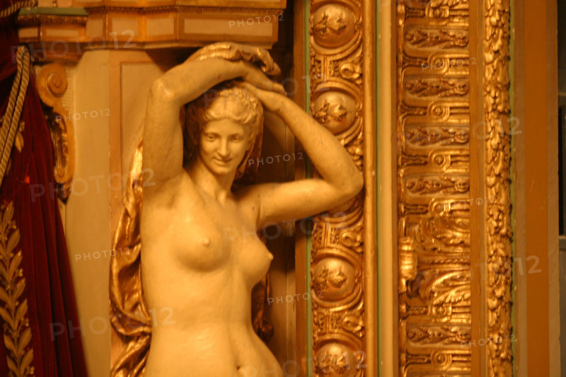 France, Basse Normandie, Manche, Cotentin, Cherbourg, theatre, a l'italienne, architecte Charles Lalande disciple de Garnier, salle, sieges, decoration, loge, detail cariatide, sculpture,