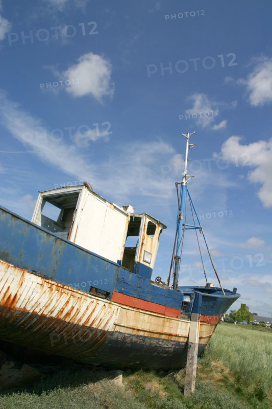 France, Basse Normandie, Manche, regneville sur mer, havre de regneville, maree basse, sable, bateaux echoues, ponton