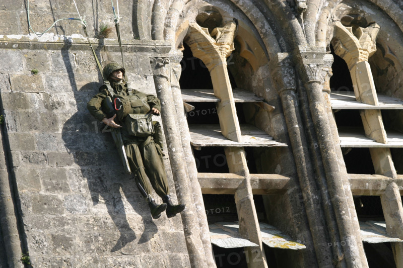 France, Basse Normandie, Manche, sainte mer eglise, plages du debarquement, remplacement du mannequin representant le parachutiste John Steele sur le clocher de l'eglise en memoire du 6 juin 44,