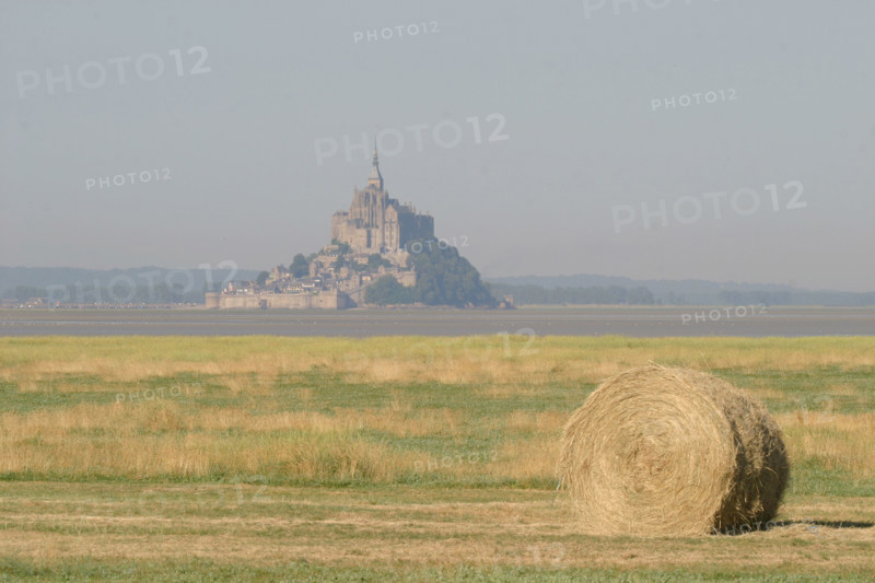France, Basse Normandie, Manche, baie du Mont-Saint-Michel, a proximite de la maison de la Baie de Vains, paysage, panorama, balle de foin,