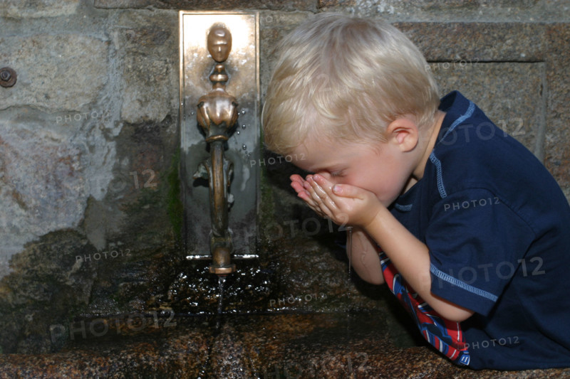 France, Basse Normandie, Manche, pays de la baie du Mont-Saint-Michel, enfant de 6 ans buvant de l'eau a une fontaine, personnage ok,