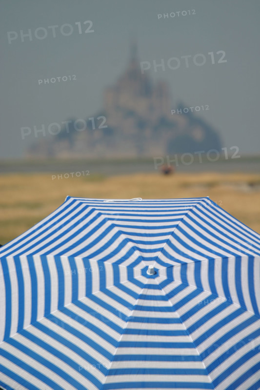France, Basse Normandie, Manche, pays de la baie du Mont-Saint-Michel, 
 la roche torin, bas courtils, parasol, sur la greve,