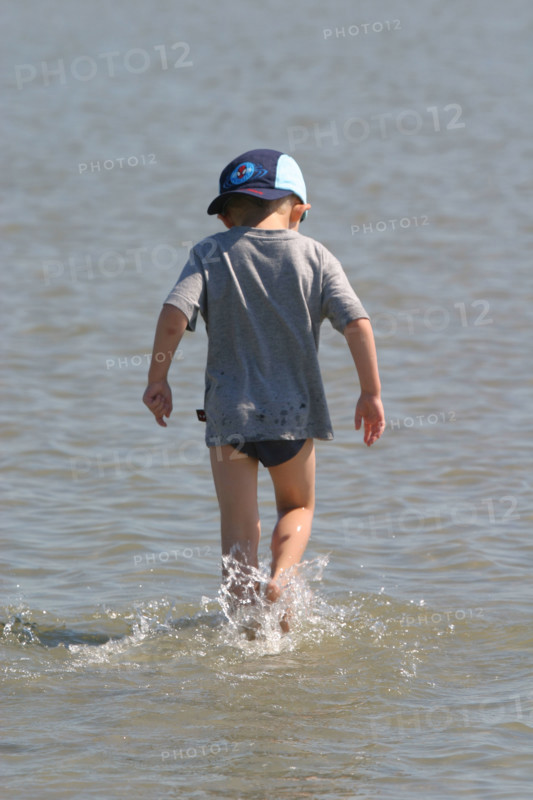 France, Basse Normandie, Manche, pays de la baie du Mont-Saint-Michel, 
 la roche torin, bas courtils, enfant dans l'eau, baignade,