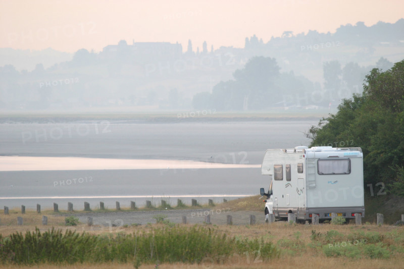 France, Basse Normandie, Manche, pays de la baie du Mont-Saint-Michel, 
 la roche torin, bas courtils, camping car, paysage, brume,