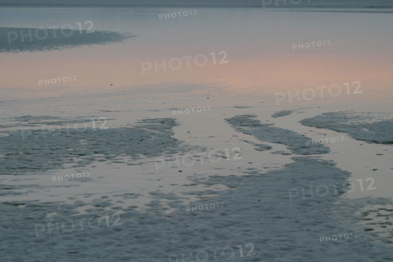 France, Basse Normandie, Manche, pays de la baie du Mont-Saint-Michel, 
 la roche torin, bas courtils, effets de maree basse sur le sable, ondes,