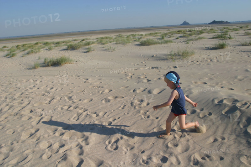 France, Basse Normandie, Manche, pays de la baie du Mont-Saint-Michel, 
le bec d'Andaine, enfant qui court dan sles dunes,