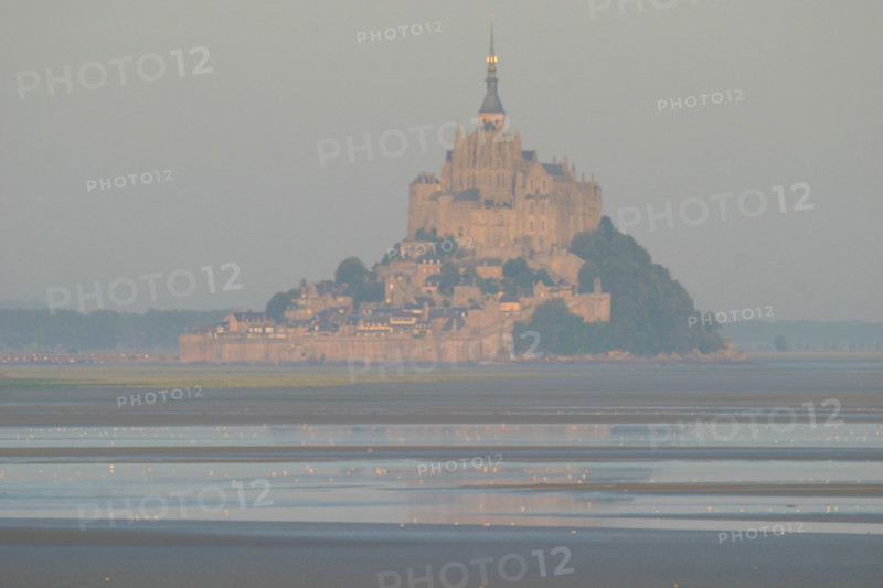 France, Basse Normandie, Manche, pays de la baie du Mont-Saint-Michel, 
le grouin du sud, panorama, maree basse, rochers,